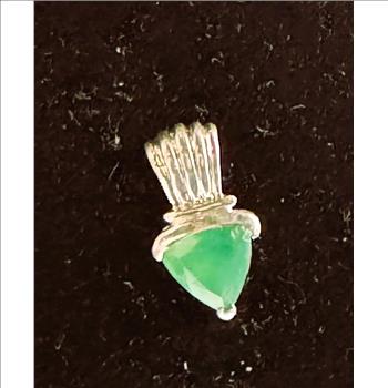 .925 STERLING SILVER VINTAGE PENDANT WITH AN EMERALD GREEN STONE