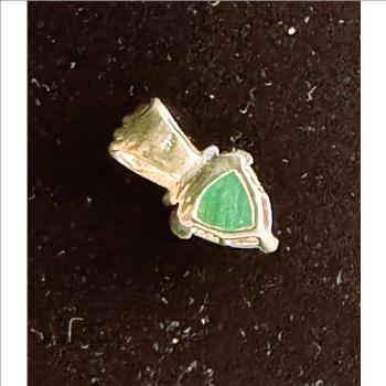 .925 STERLING SILVER VINTAGE PENDANT WITH AN EMERALD GREEN STONE
