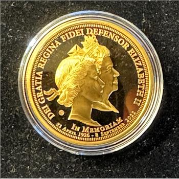 QUEEN ELIZABET II 24K GOLD PLATED MEMORIAL PROOF COLORIZED COIN IN ORIG CAPSULE, BRADFORD EXCHANGE BAG