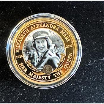 QUEEN ELIZABET II 24K GOLD PLATED MEMORIAL PROOF COLORIZED COIN IN ORIG CAPSULE, BRADFORD EXCHANGE BAG