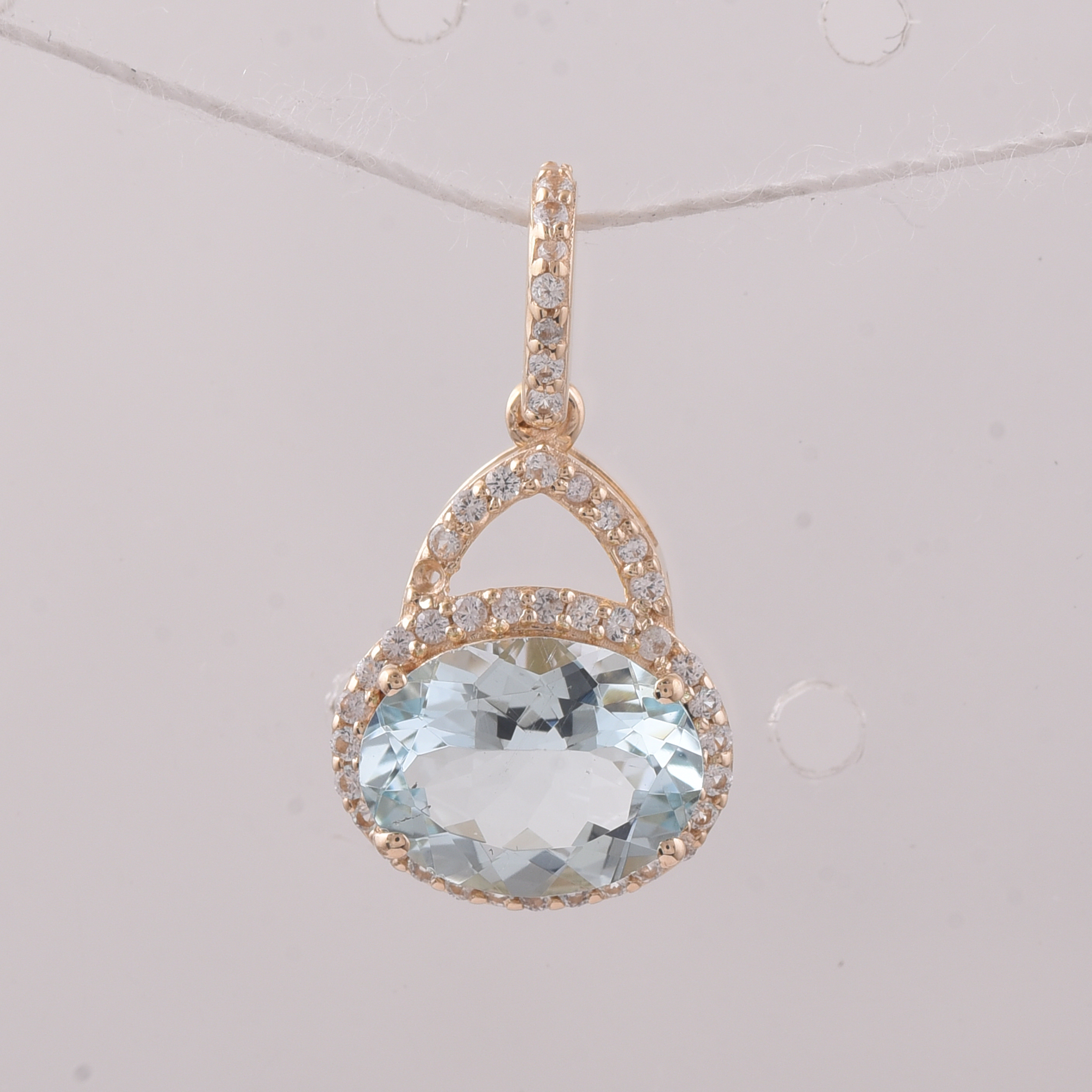 9K Gold 1.30 Ct Oval Aquamarine Pendant
