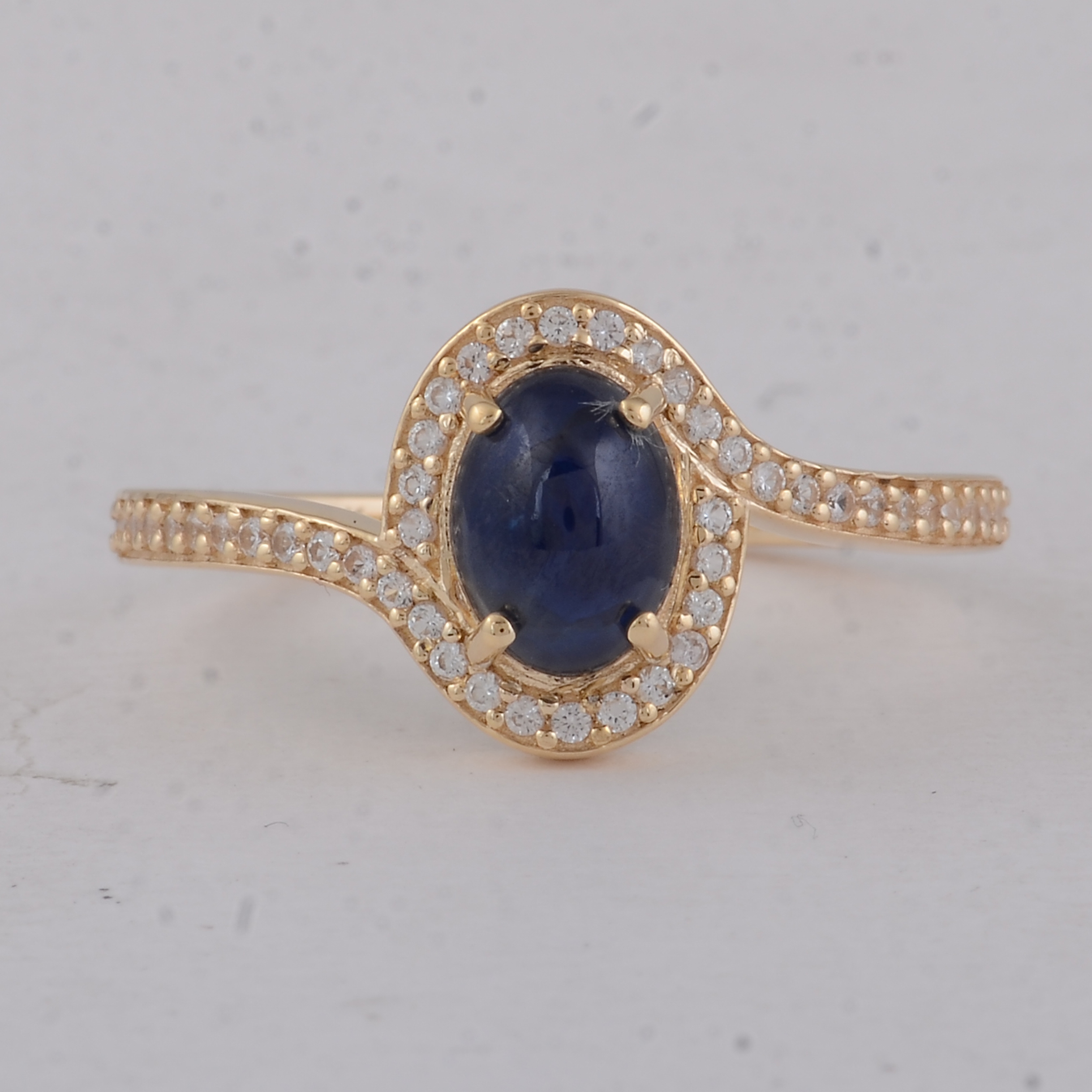 9K Gold 1.63 Ct Oval Sapphire Ring  7 US Ring Size