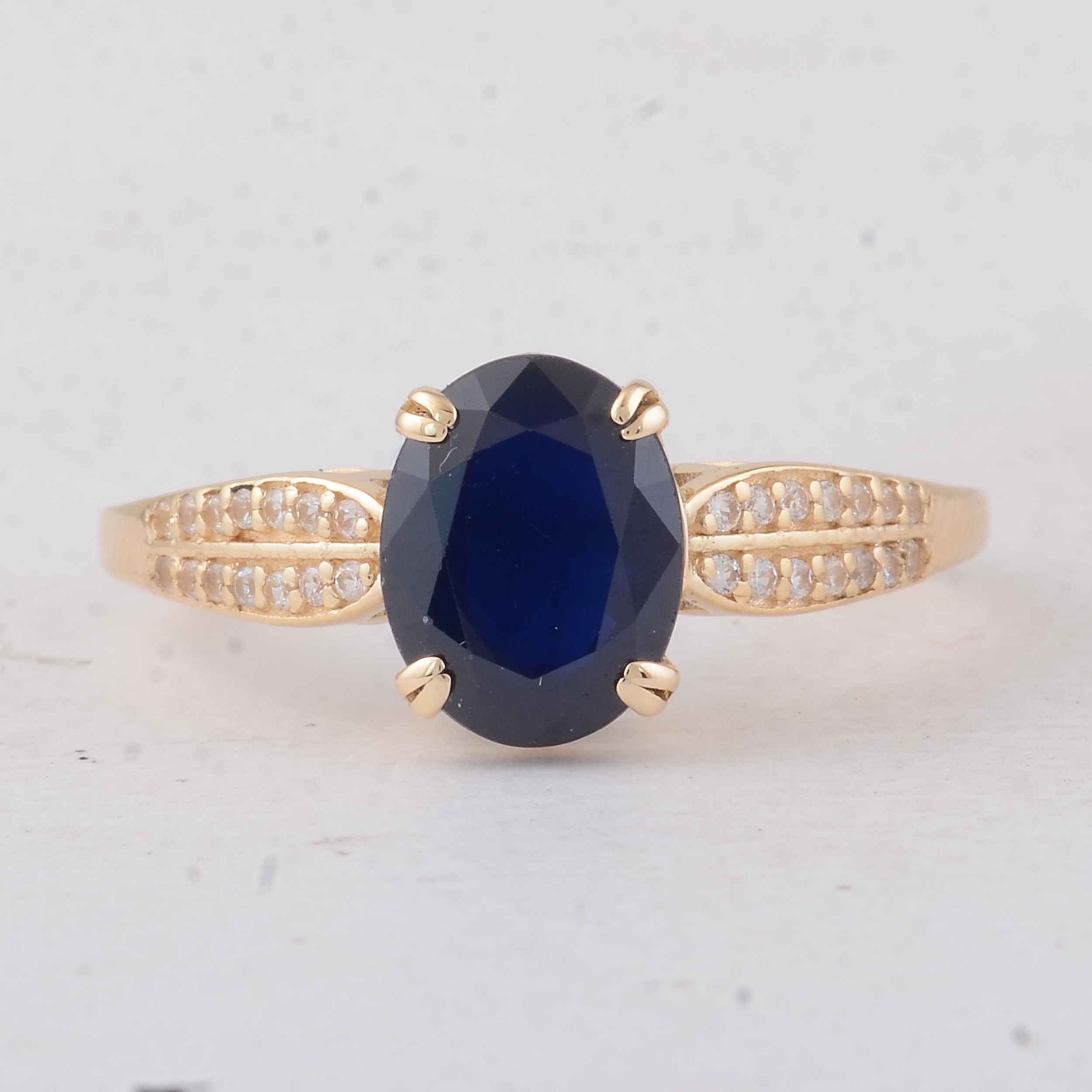 9K Gold 2.75 Ct Oval Sapphire Ring 7 US Ring Size