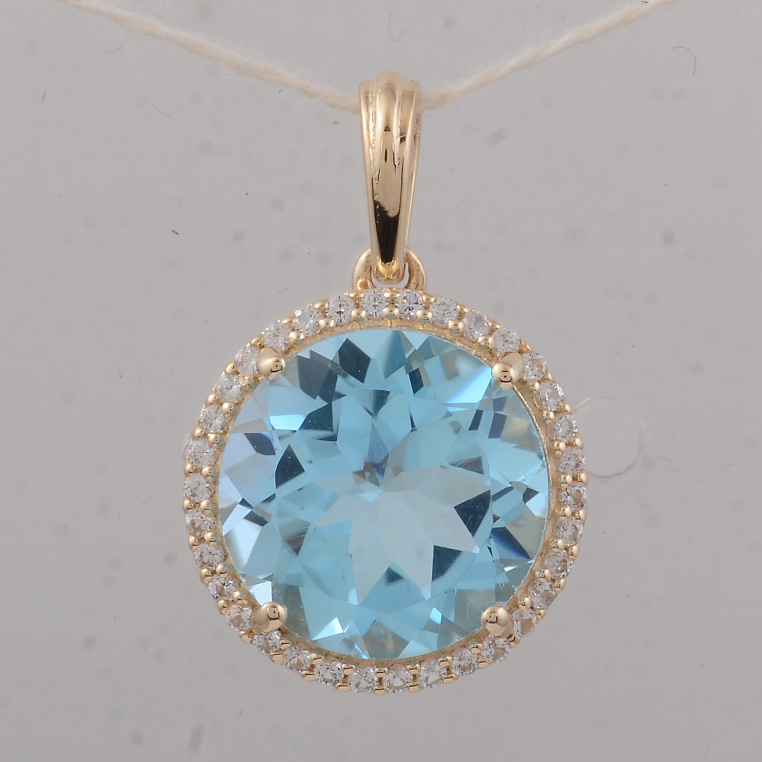9K Gold 4.00 Ct Round Blue Topaz Pendant