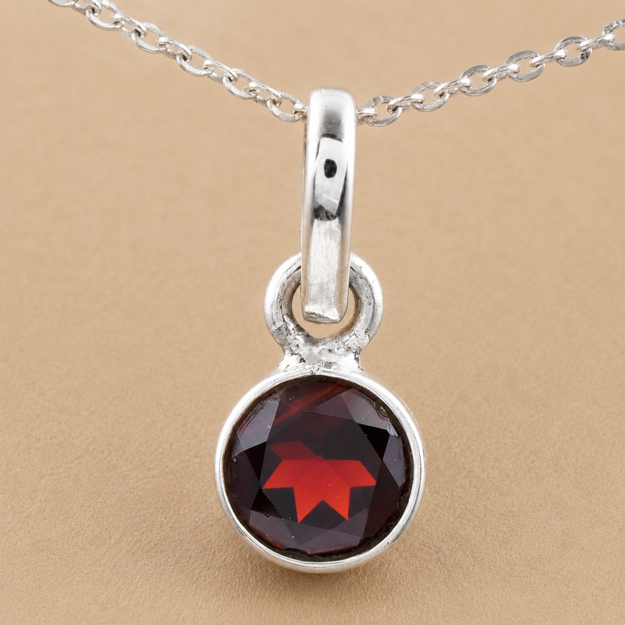 No Reserve 925 Sterling Silver 2.95 Ct Round Garnet Pendant