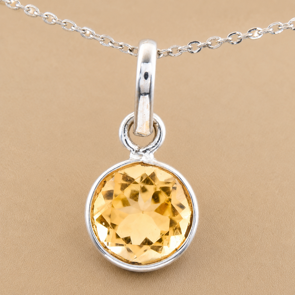 No Reserve 925 Sterling Silver 5.66 Ct Round Citrine Pendant