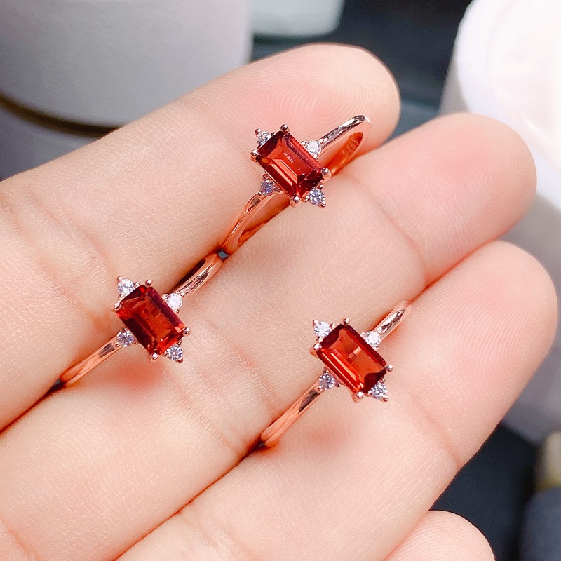 No Reserve 925 Sterling Silver Garnet Ring