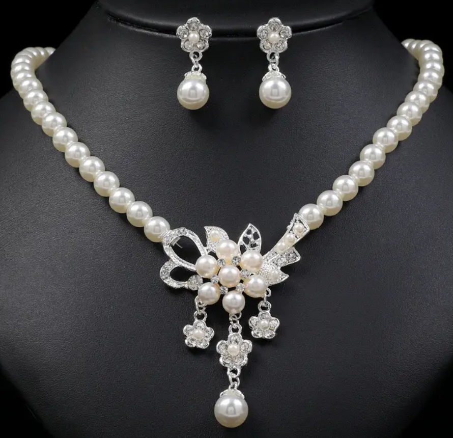 NO RESERVE Imitation Pearl Gold Plated Brass Necklace