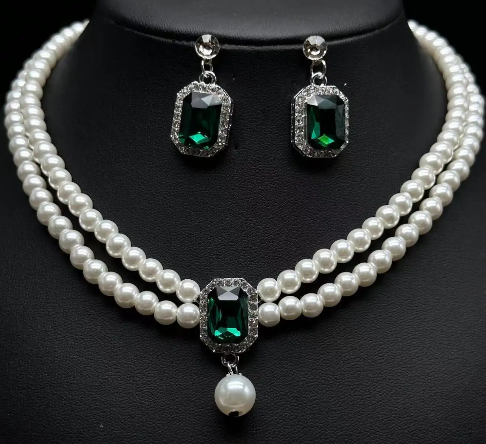NO RESERVE Imitation Pearl & Imitation Emerald Gold Plated Brass Necklace
