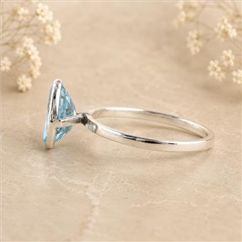 925 Sterling Silver 2.88 Ct Oval Blue Topaz Ring 7 US Ring Size